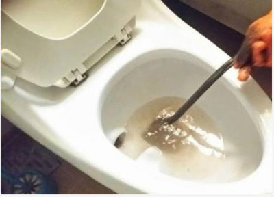 马桶堵了图片