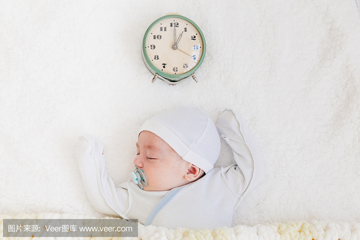 婴儿几个月头可以立起来