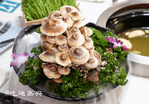 火锅香菇摆盘图片