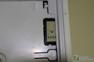 美的空调应急开关在哪里