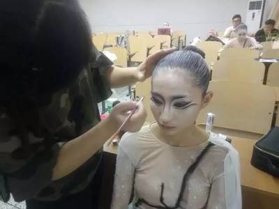 大学能化妆吗