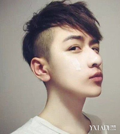 男头发两边剃掉的发型