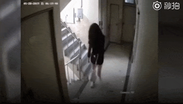 女孩子裙子突然掉了下来
