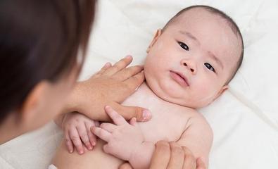 两个月宝宝吃完就吐奶怎么回事