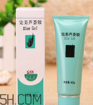 芦荟胶摸痘痘上
