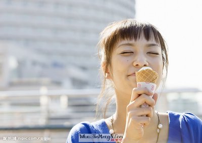 女人梦见自己吃冰淇淋