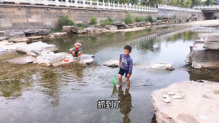 做梦在河里抓鱼