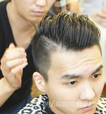 男头发两边剃掉的发型