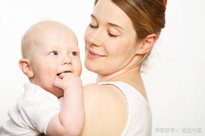 婴儿几个月吃手
