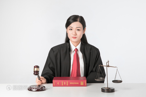 当法官好还是律师好