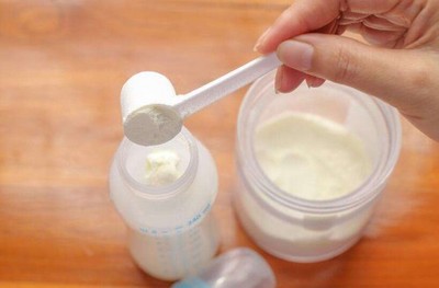宝宝喝奶粉拉奶瓣正常吗