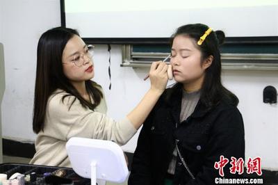 大学能化妆吗