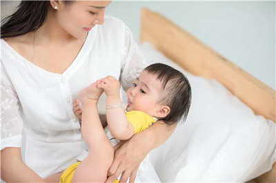 宝宝发烧可以喝母乳吗
