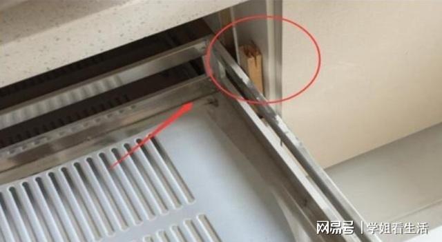 橱柜柜子怎么固定地上
