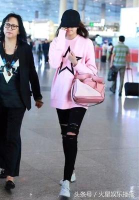 粉红的衣服配什么帽子