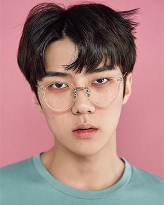 带圆框眼镜的男生发型