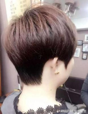 脖子长适合短发吗