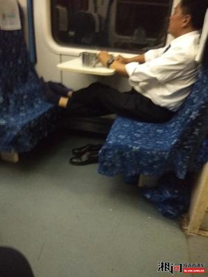 火车硬卧中铺鞋放哪啊