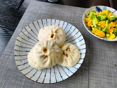 腊肉胡萝卜香菇木耳包子