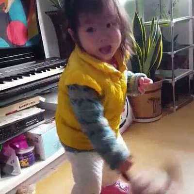 宝宝听见音乐跳舞聪明