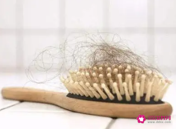 梦见自己的头发掉了一大把