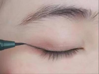 眼线眼影哪个先画