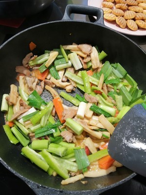 青椒炒鸡腿菇做法大全家常