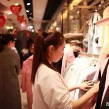 周公解梦，梦见买衣服的深层含义与心理解析