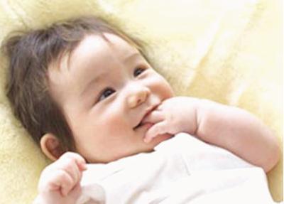 宝宝三个月老是吃手怎么回事