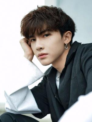 2019男士流行发型烫发