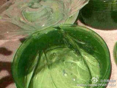 芦荟胶摸痘痘上
