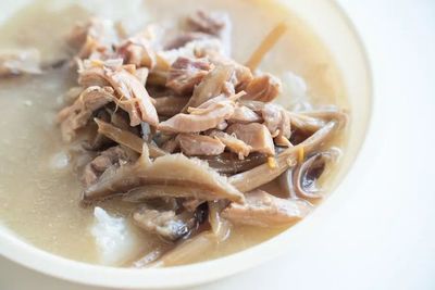 香菇鸡肉猪肚煲汤的做法