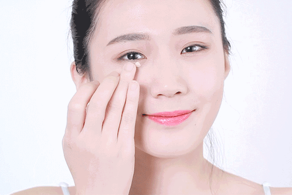 抹眼霜的正确手法