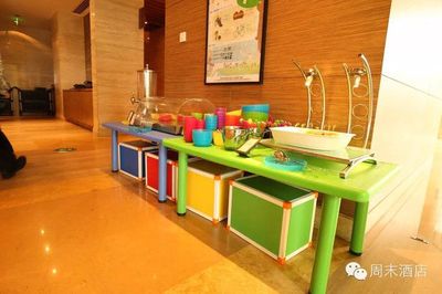 酒店厨房餐具分类摆放