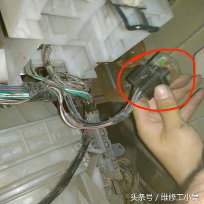 空调机身开关在哪里
