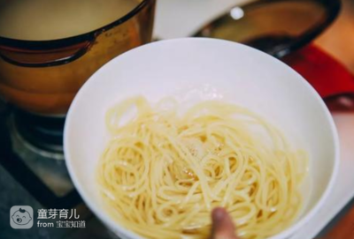 几个月能吃面条