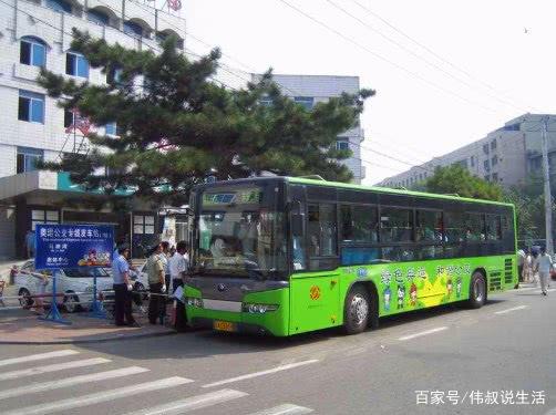 我正从公共汽车上下来的英文怎么说