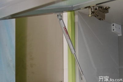 橱柜门板后的五金件