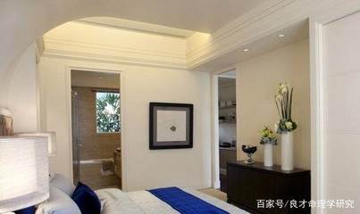 卧室门跟厨房门相对