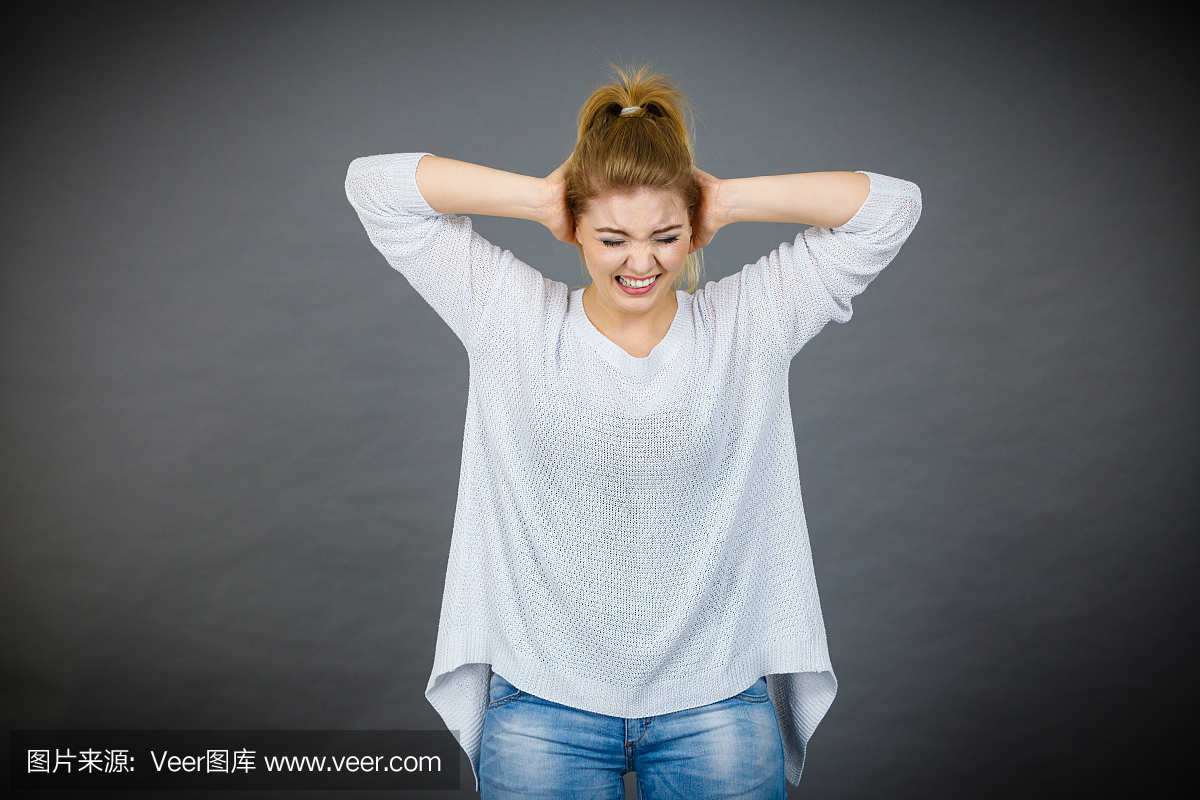 那个痛苦的女人尖叫着