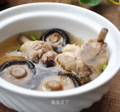香菇怎样沌鸡怎样保汤