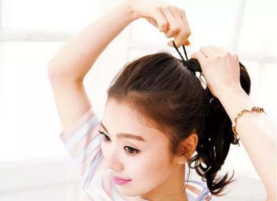 女生扎马尾