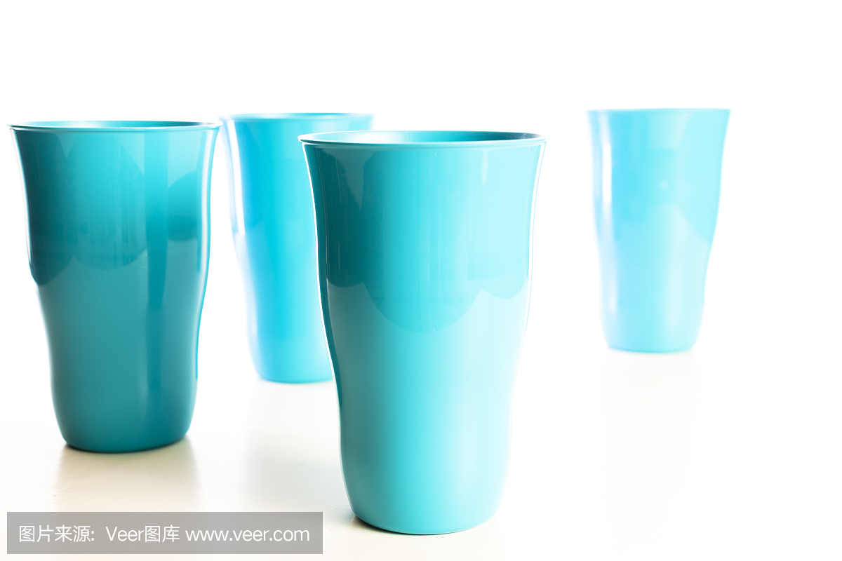 玻璃杯和塑料杯哪个好