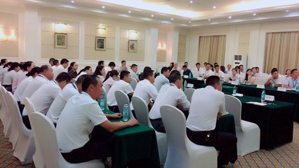 物业经理给员工开会