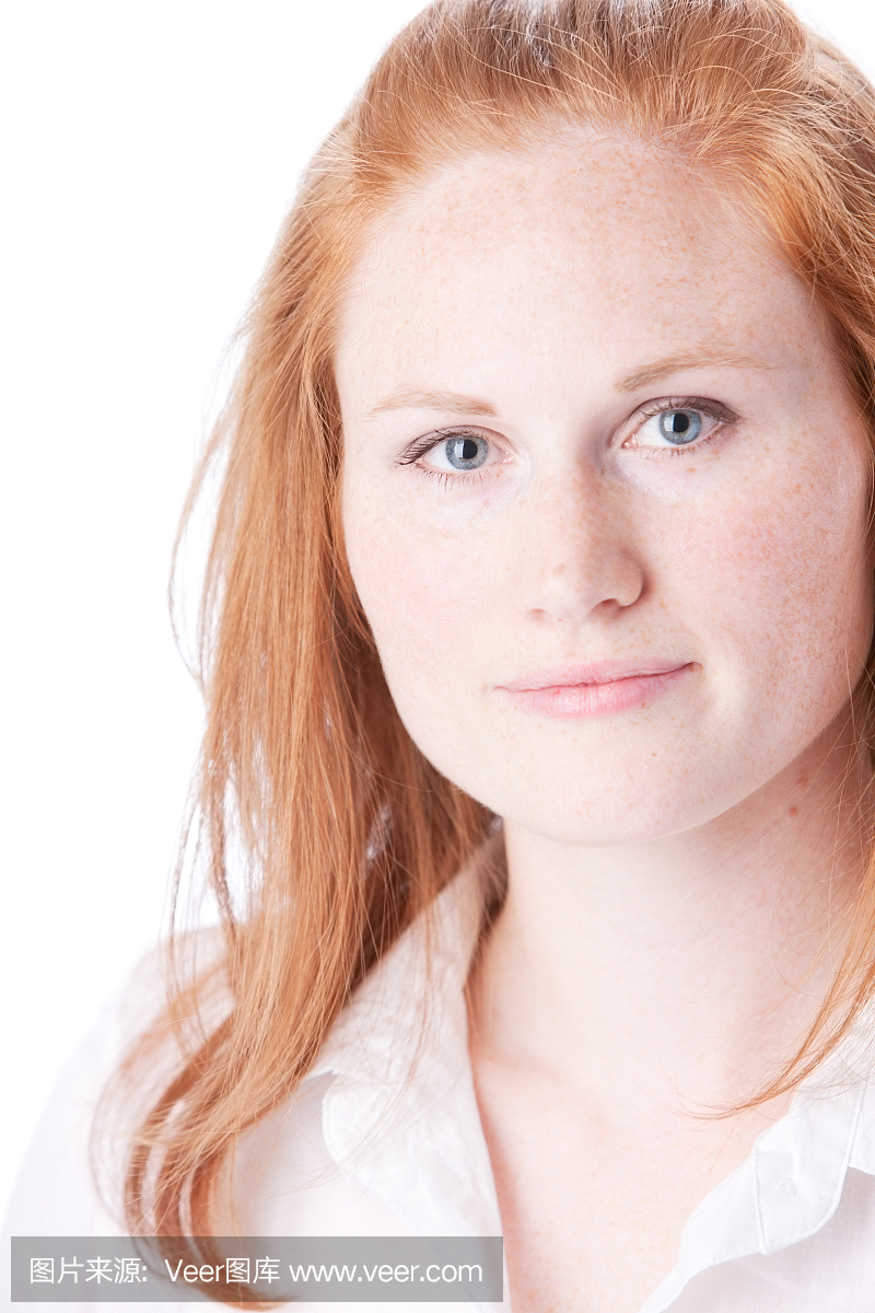 真人版:微笑的白种人年轻成年女性红头发