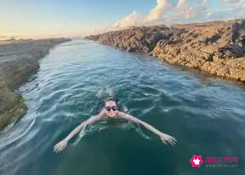 梦见自己在海水里