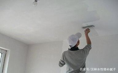 墙面刮腻子