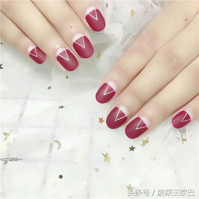 红色美甲磨砂