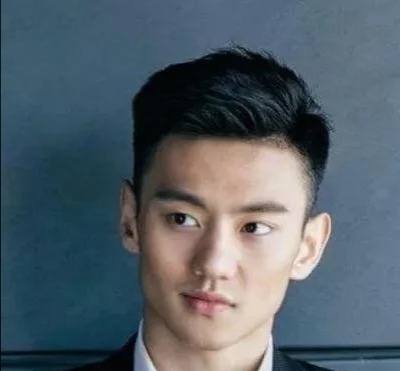 头发硬适合什么发型男