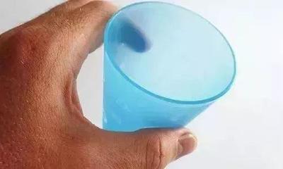 蓝色玻璃杯有毒吗